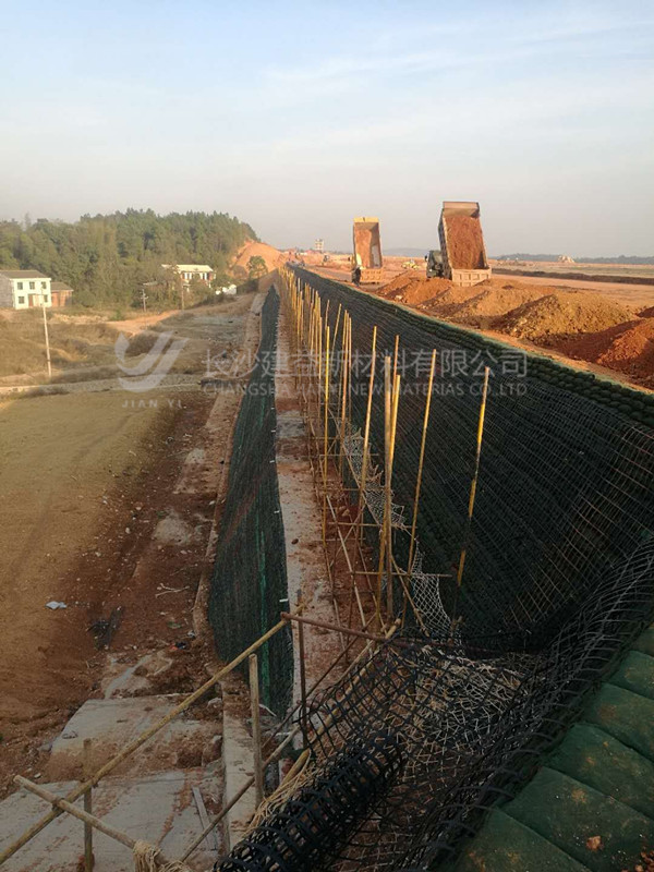 “建益”土工格栅、生态袋应用于军用机场加筋挡土墙护坡工程！