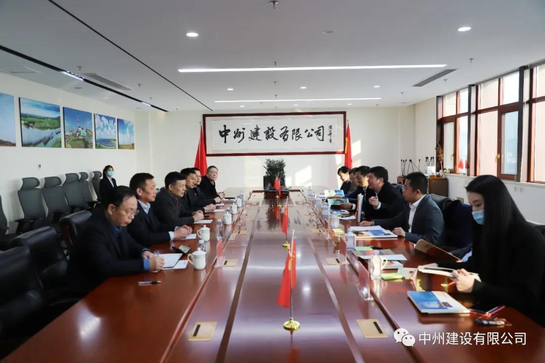 大唐河南清潔能源有限責(zé)任公司總經(jīng)理王永民、金風(fēng)科技集團(tuán)國內(nèi)營銷中心副總經(jīng)理韓明剛一行到我司參觀考察